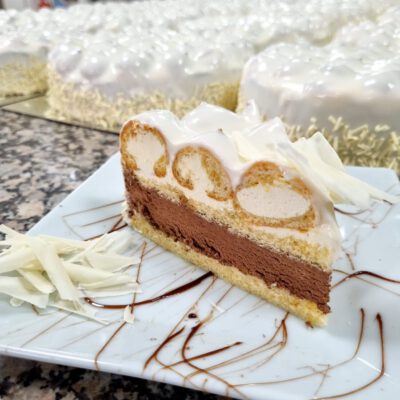 Beyaz Çikolatalı Profiterollü Dilim Pasta