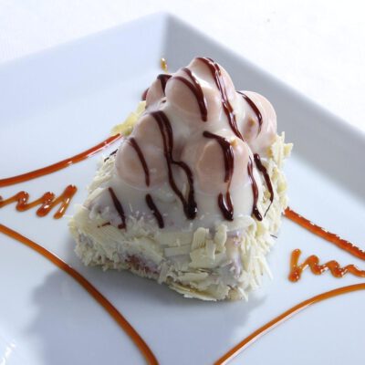 Beyaz Çikolatalı Profiterollü Mono Pasta