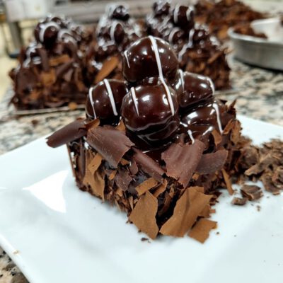 Çikolatalı Profiterollü Mono Pasta